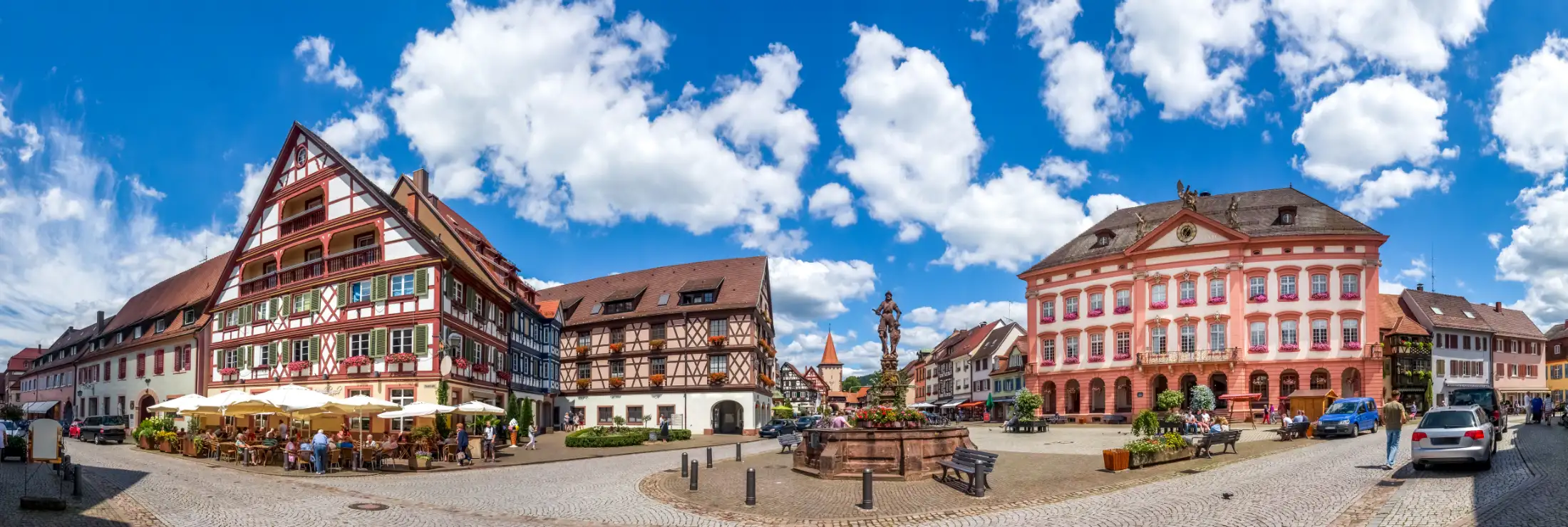 Panoramaaufnahme Gengenbach Altstadt: Links Immobilien Hauptstraße, mittig Marktbrunnen, dahinter Immobilien Victor-Kretz-Straße und Obertorturm, rechts daneben Rathaus / Stadtverwaltung Stadt Gengenbach, ganz rechts Immobilien Hauptstraße.