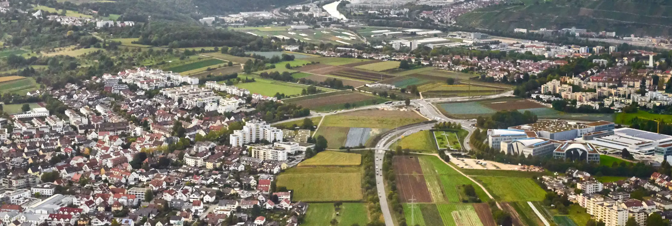 Luftaufnahme von Ostfildern: links Stadtteil Ostfildern-Nellingen mit den auffälligen Immobilien Maybachstraße, mittig die Landesstraße 1192, rechts Esslingen am Neckar Berkheim, dahinter Zollberg, Pliensauvorstadt und der Neckar