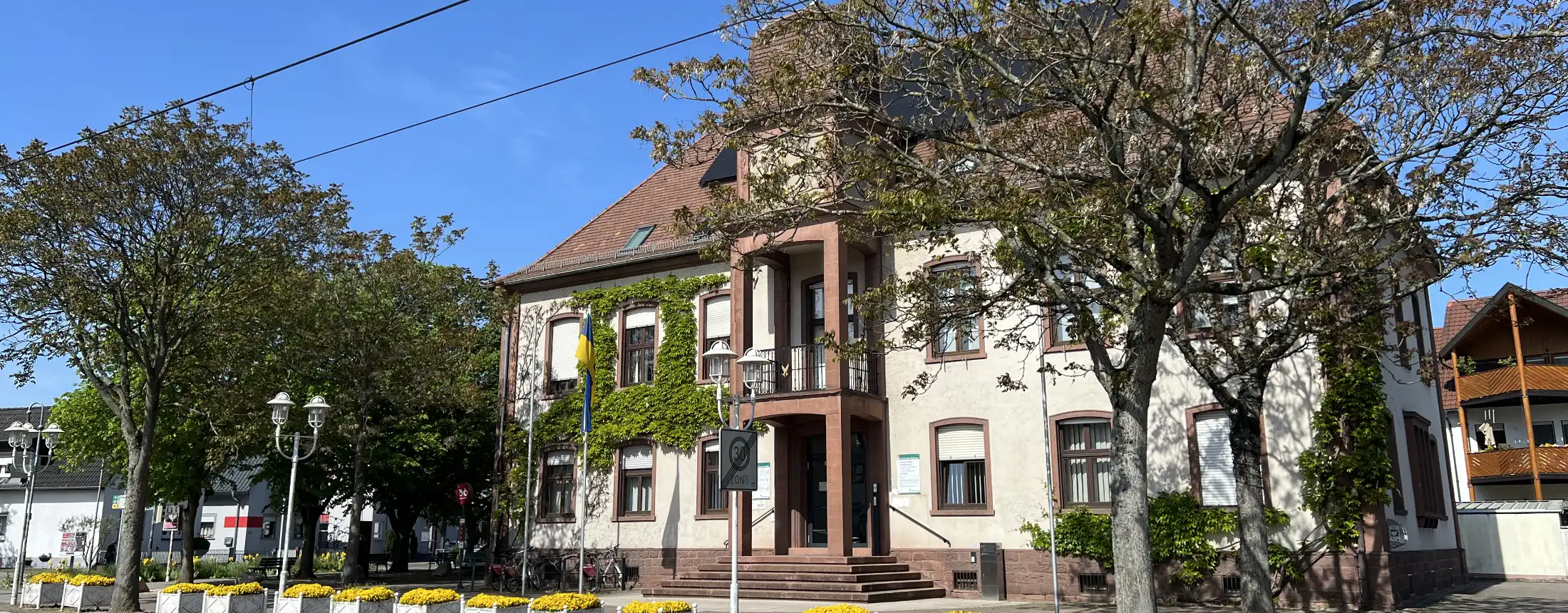 Das Technische Rathaus in Rheinstetten: links Immobilien Rheinaustraße, mittig das Rathaus, rechts Immobilien Forchheimer Straße