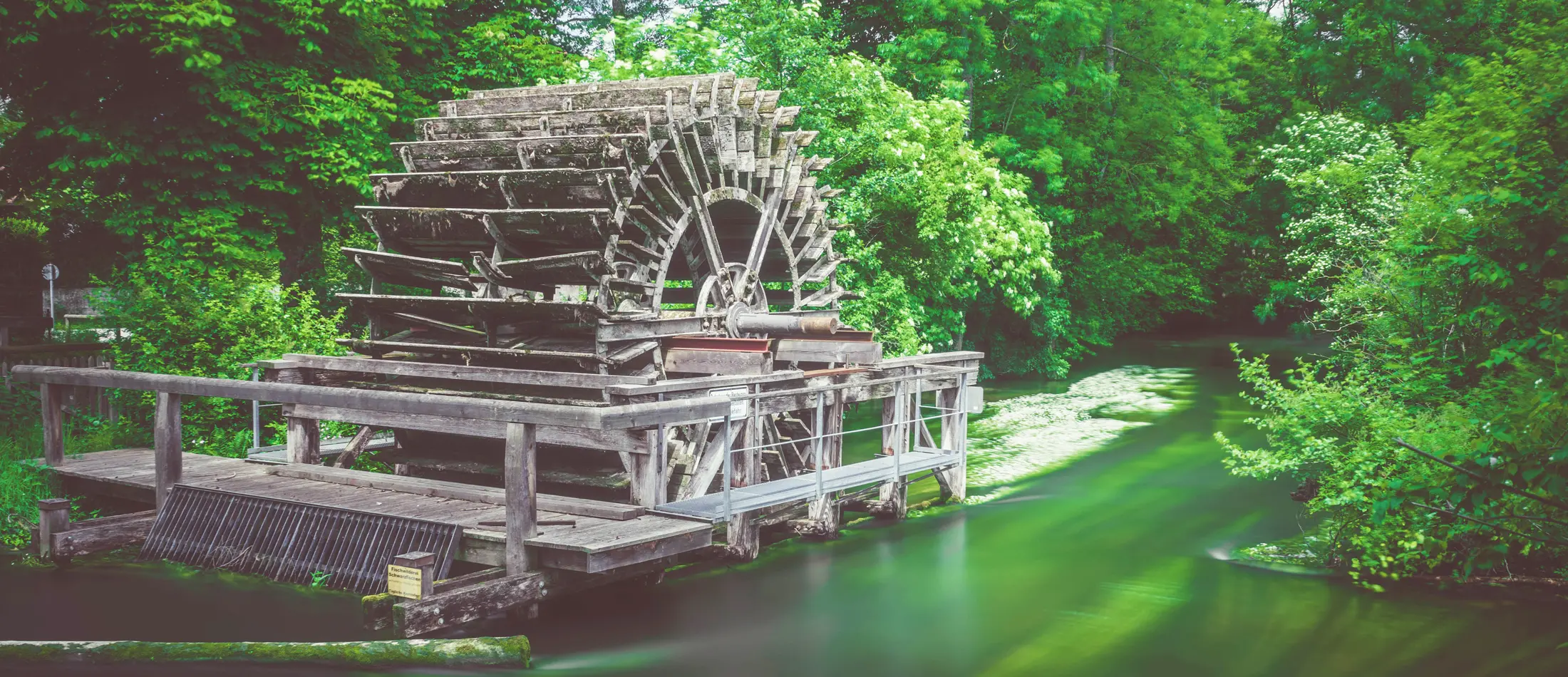 Bild vom Triebwerk einer alten Wassermühle in Gauting