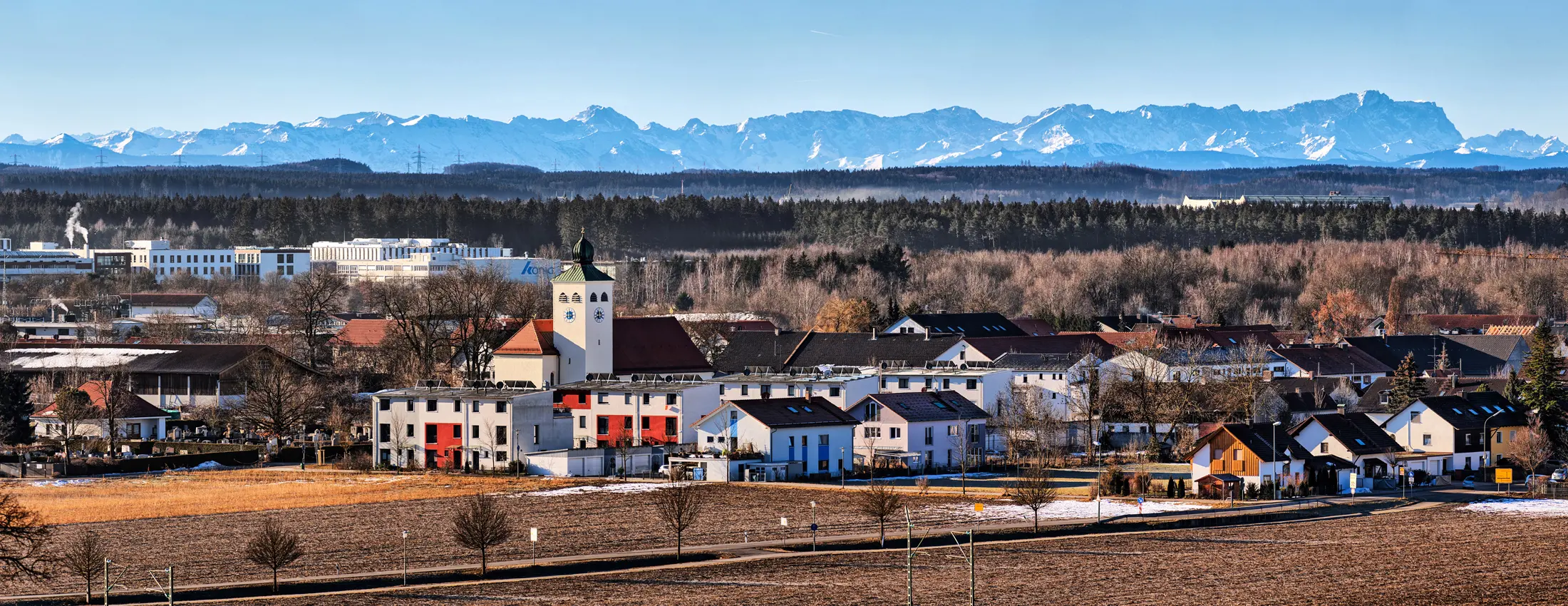 Ausschnitt aus dem Panorama von Gilching mit Alpen im Hintergrund