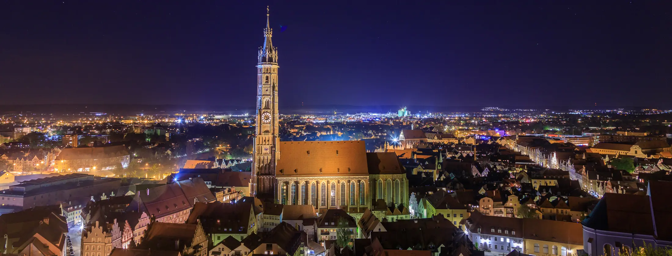 Blick auf Landshut bei Nacht, in der Mitte die Martinskirche