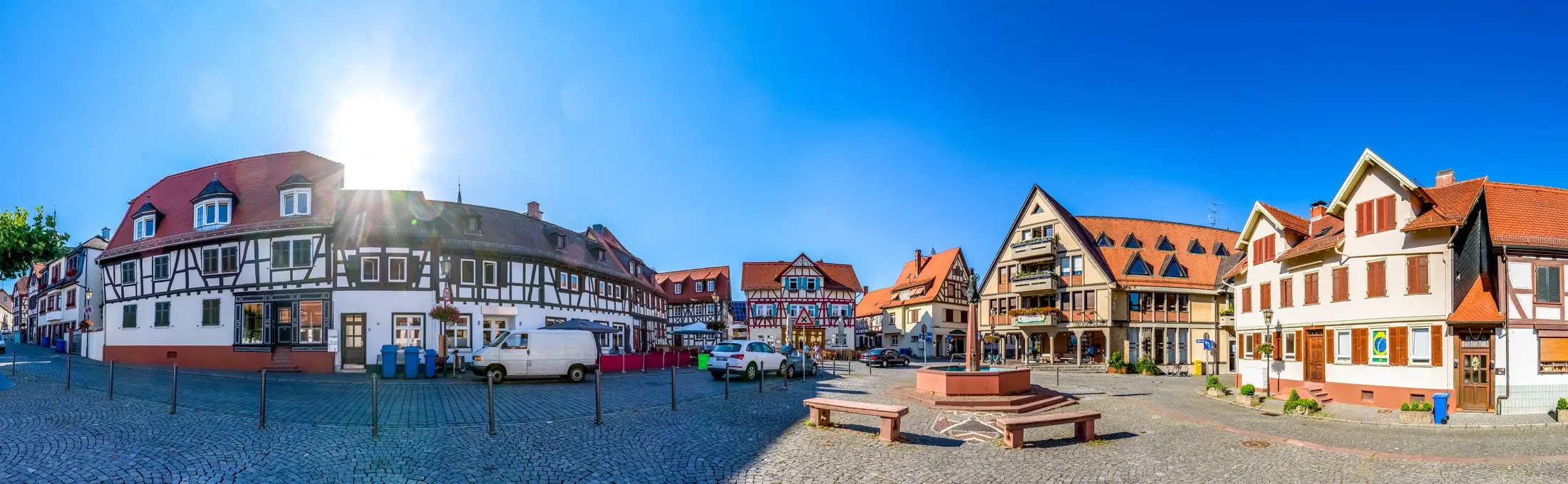 Der Marktplatz von Oberursel im Taunus an einem sonnigen Tag mit zahlreichen Fachwerkhäusern und dem St. Ursula Brunnen