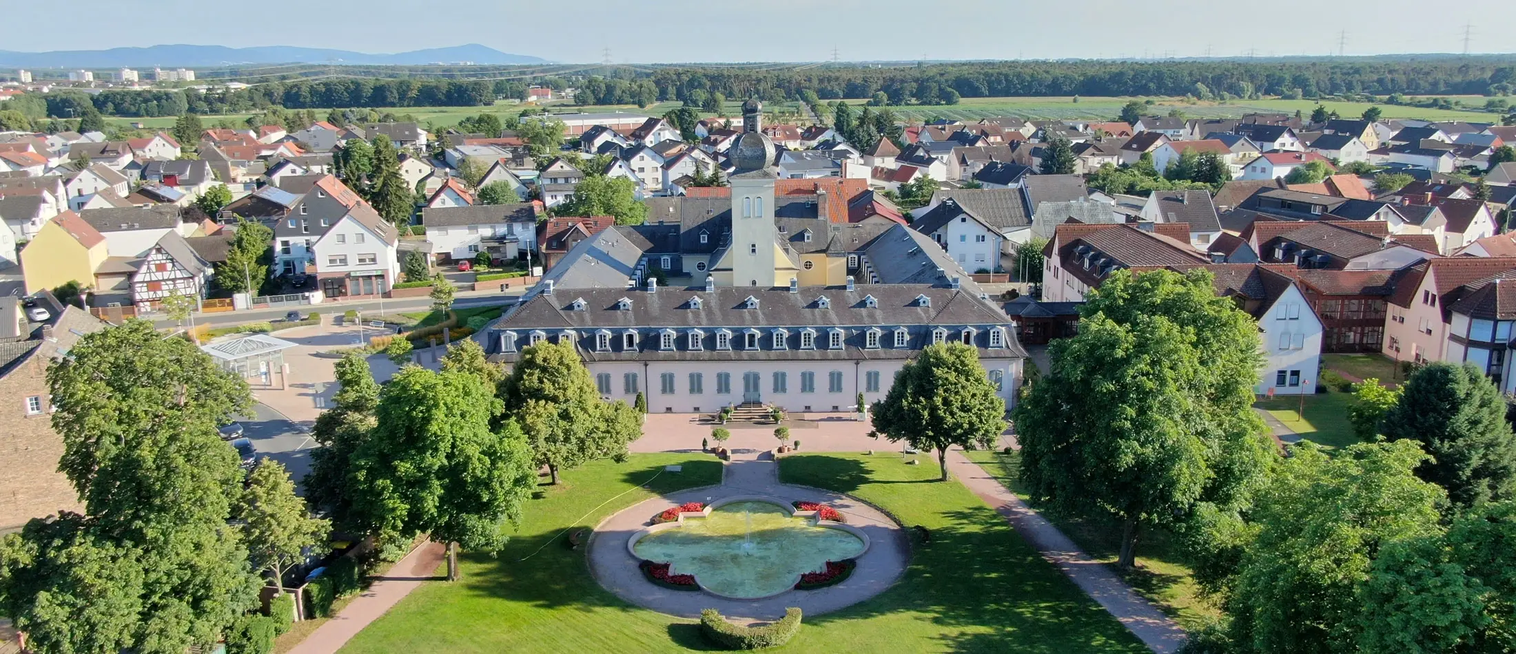 Luftaufnahme von Schloss Braunshardt, dem Barockschloss in Weiterstadt