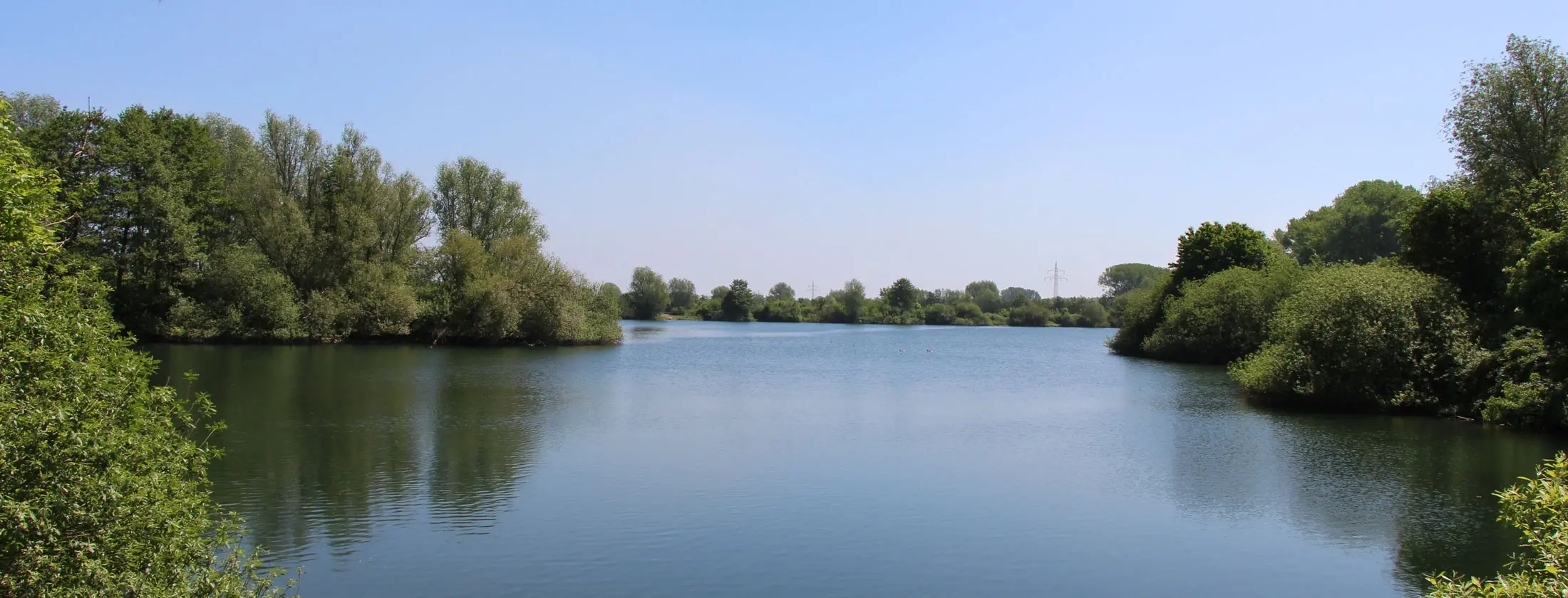Bild vom Arnumer See im “Naherholungspark Arnum“ im Stadtteil Arnum, der zu Hemmingen in Niedersachsen gehört, aufgenommen an einem Sommertag.