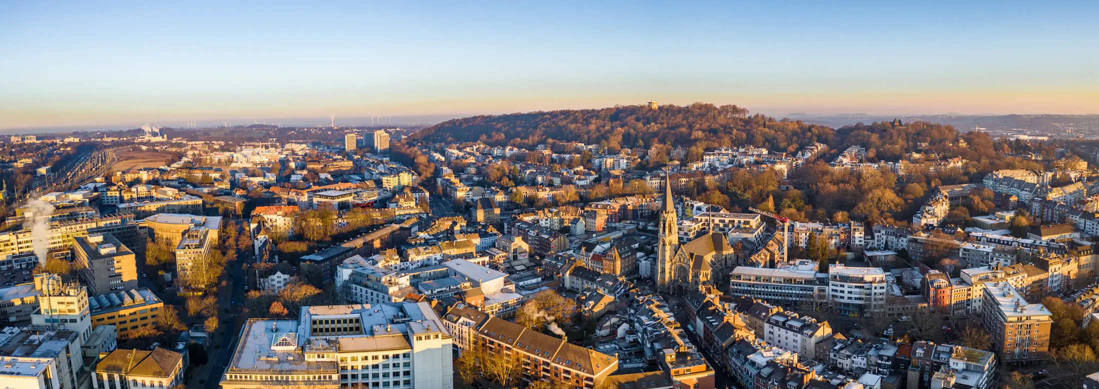 Blick über Aachen - im Vordergrund Aachen Mitte mit der Heilig Kreuz Kirche, im Hintergrund der Lousberg mit dem Drehturm / Wasserturm Belvedere