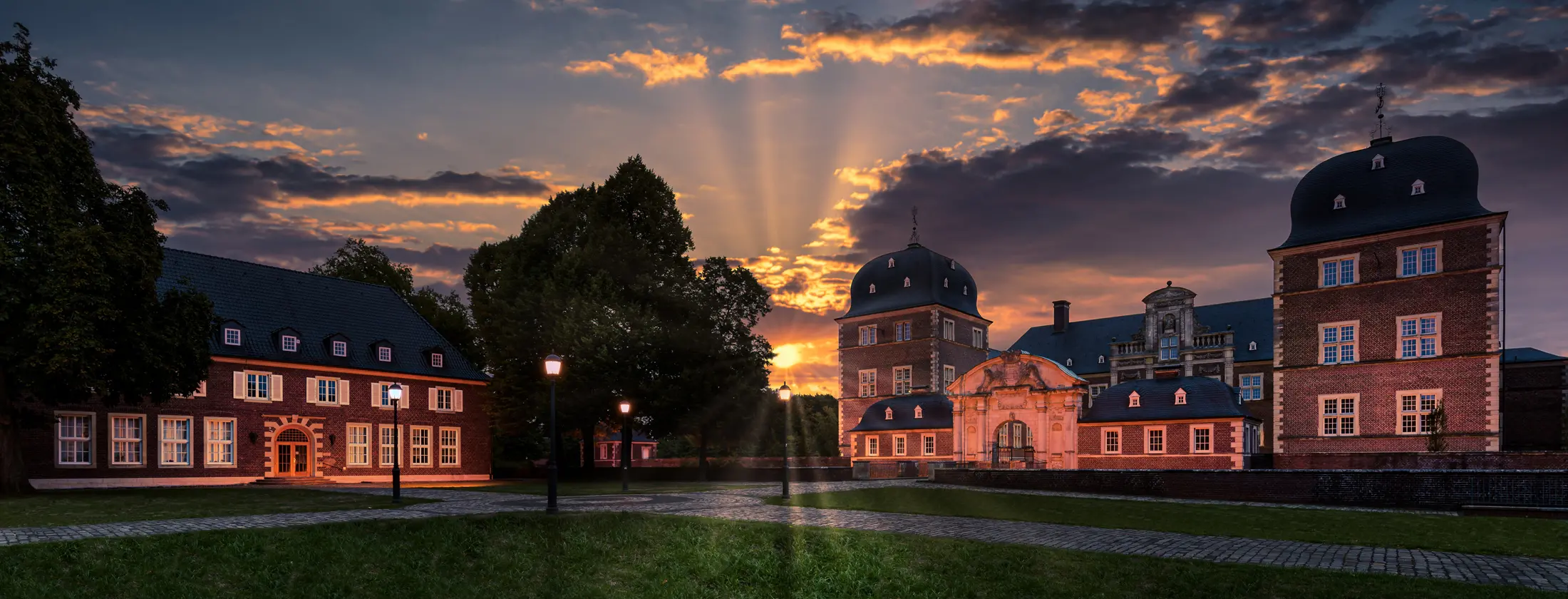 Foto von Schloss Ahaus, einem Wasserschloss, mit Blick nach Nordosten zur aufgehenden Sonne