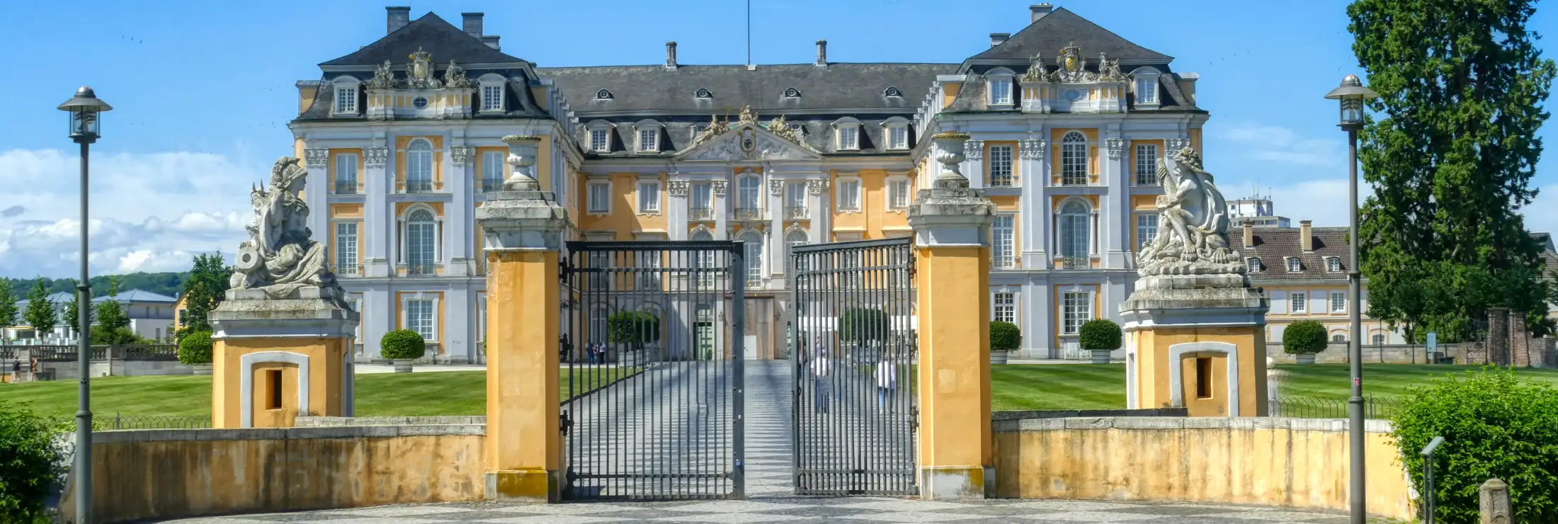 Schloss Augustusburg: aufgenommen von der Promenade an einem Sommertag.