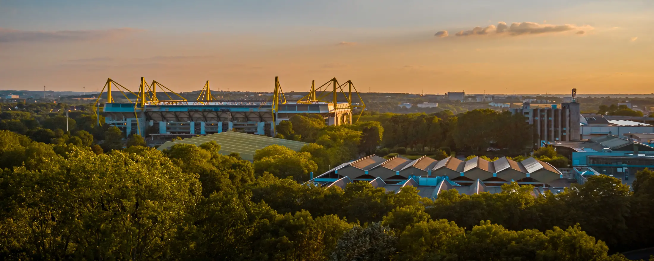 Blick auf Dortmund mit Westfalenstadion / Signal Iduna Park im Vordergrund
