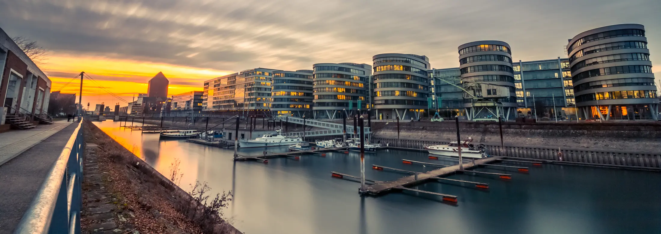 Der Innenhafen in Duisburg im Sonnenuntergang