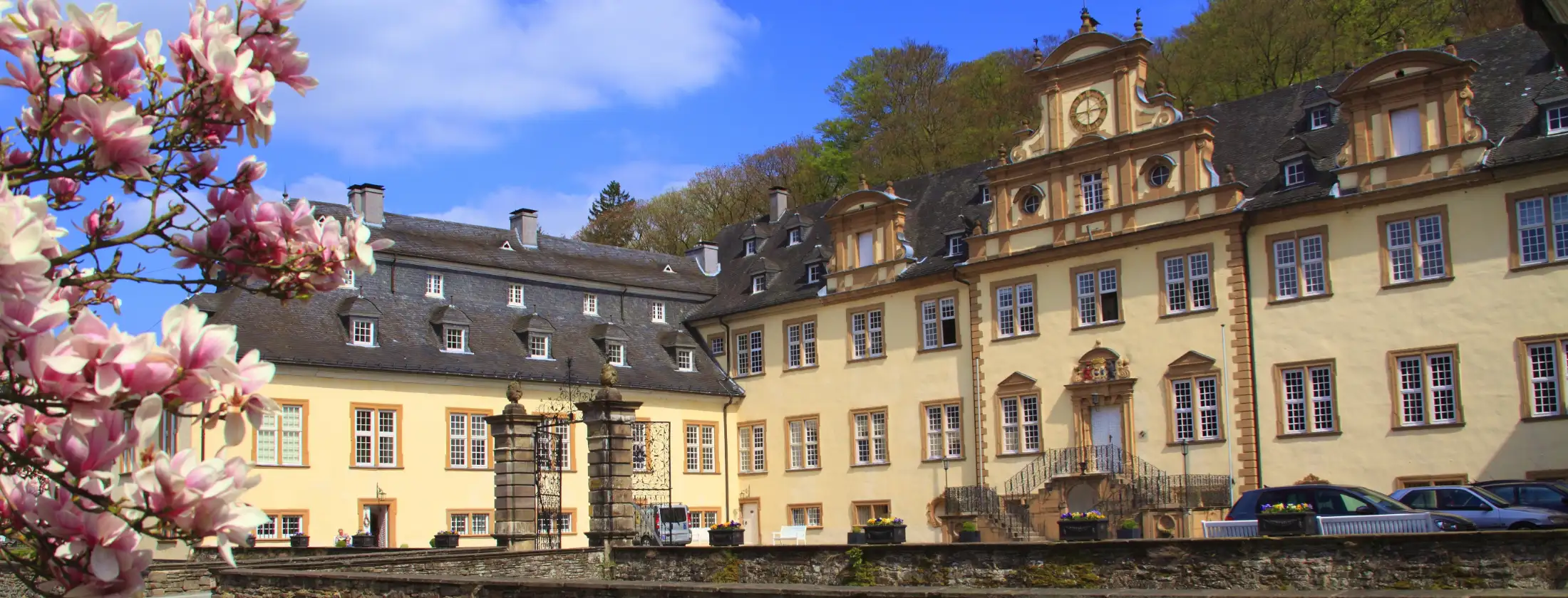 Die Wasserburg Schloss Ehreshoven in Engelskirchen: das Herrenhaus im Osten vom Innenhof an einem sonnigen Tag
