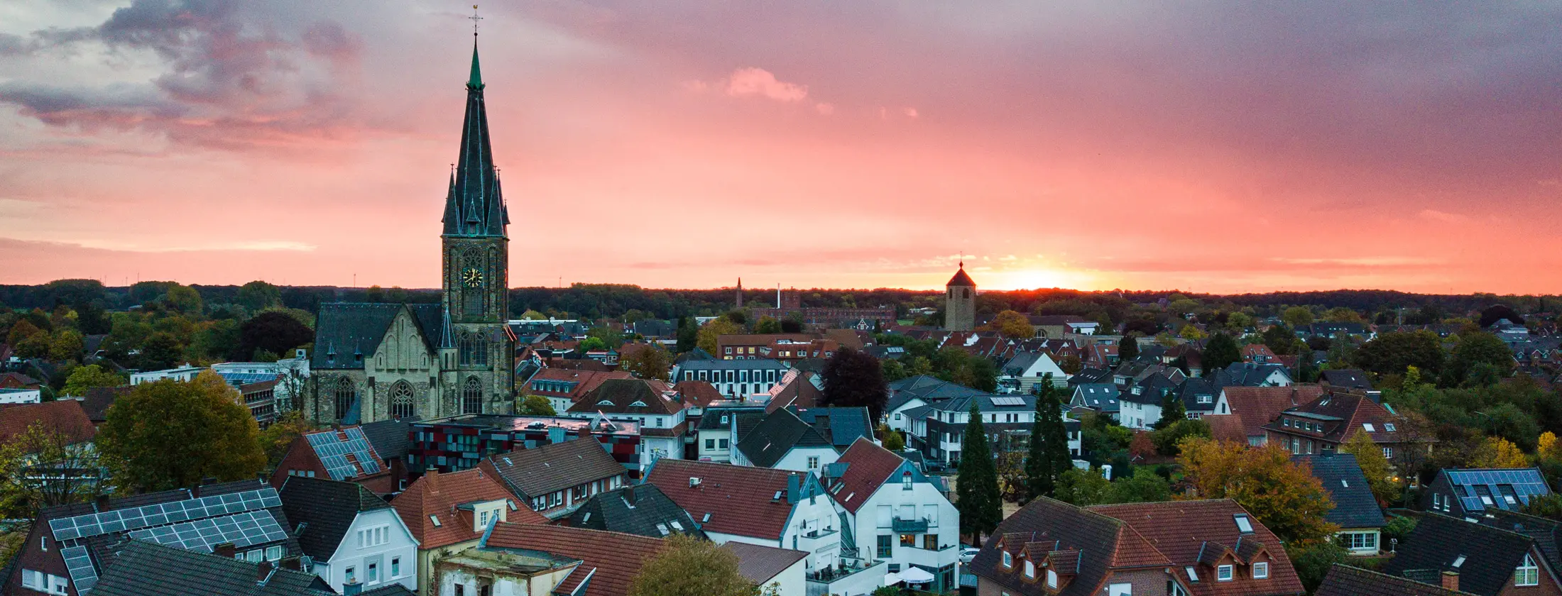 Panorama Bild von Gescher, Blick nach Osten zur aufgehenden Sonne. Links im Bild Kirche St. Pankratius, in der Bildmitte der Kirchturm der ehemaligen Kirche St. Mariä Himmelfahrt.