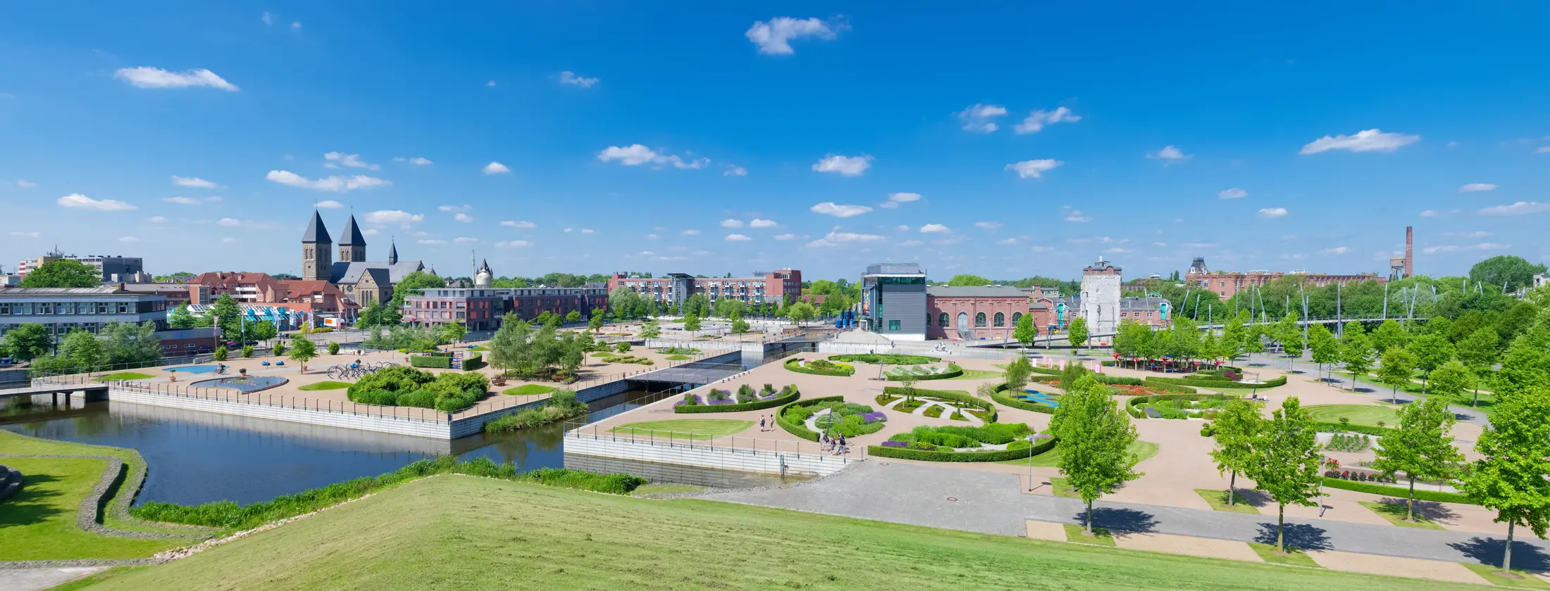 Foto vom Inselpark Gronau an einem Sommertag, Blick von der Pyramide Gronau