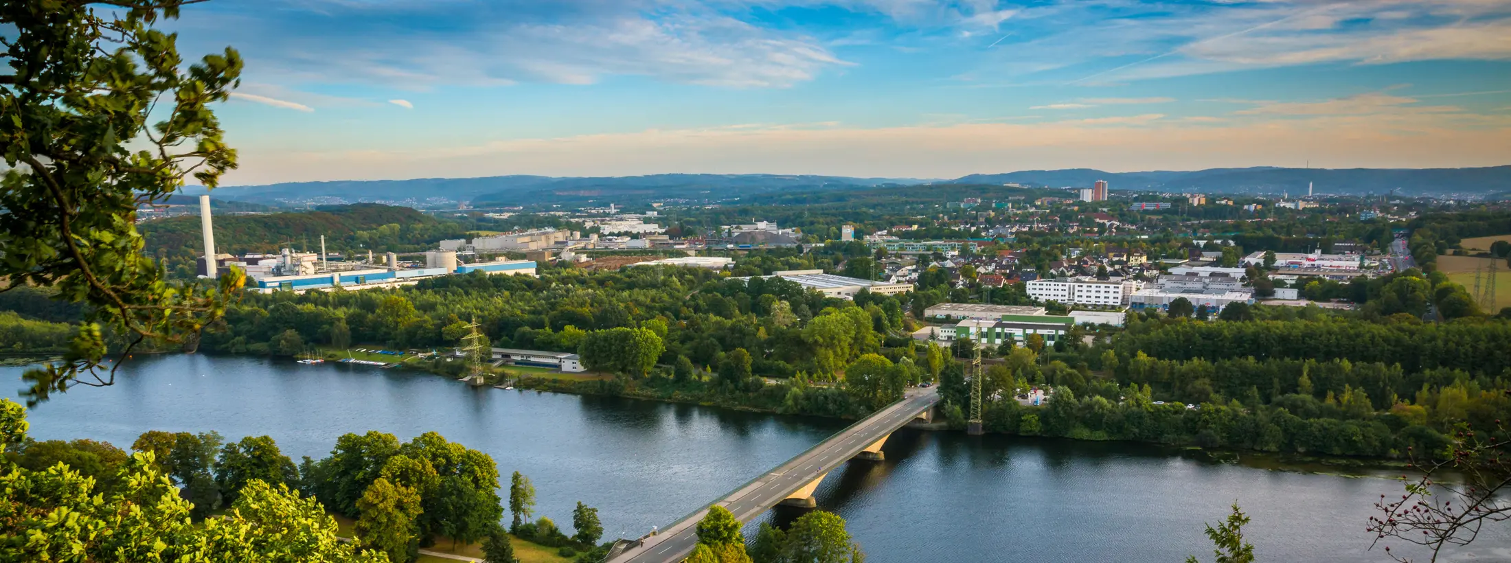 Blick auf Hagen-Nord: vorne Ruhrbrücke Boele über Ruhr/Hengsteysee, links Heizkraftwerk Hagen-Kabel und die Stadtteile Helfe, Fley und Garenfeld, rechts die Stadtteile Bathey, Hengstey und Boele/Boelerheide, ganz rechts Landschaftsschutzgebiet Uhlenbruch
