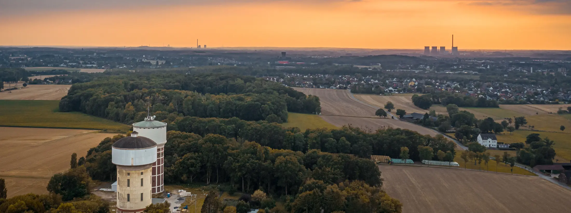 Die beiden Wassertürme am Hellweg in Hamm-Berge und Blick nach Westen auf Hamm