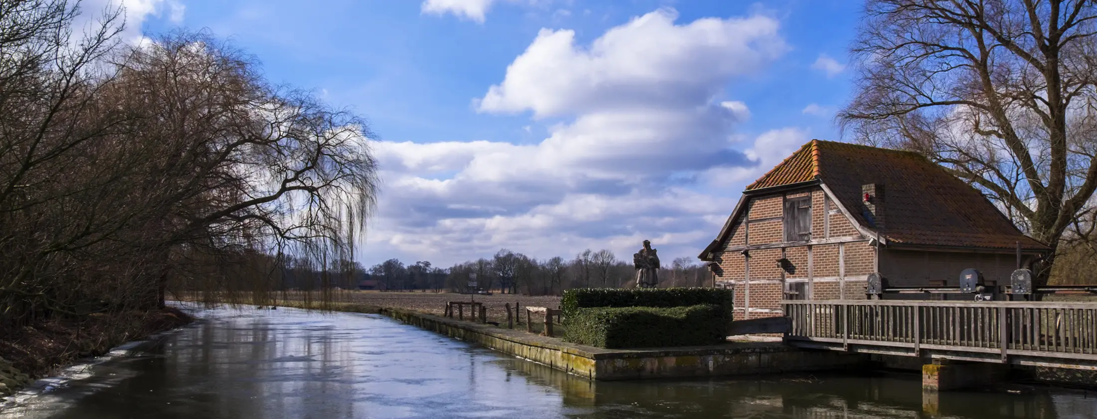 Bild der historischen Kornwassermühle zu Heek-Nienborg am Fluss Dinkel. Blickrichtung nach Süden.