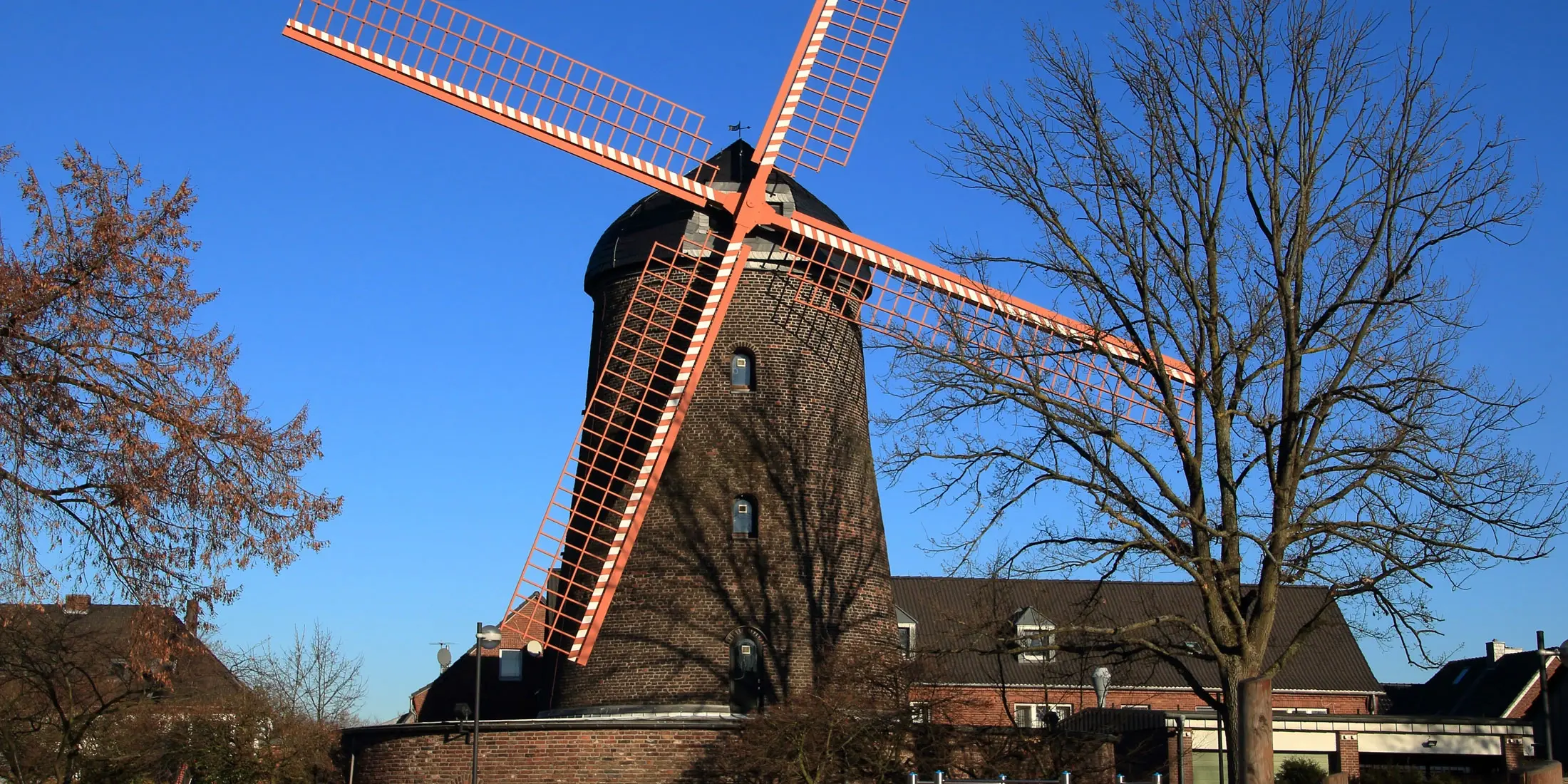 Ansicht der Teloy-Mühle (eine Holländerwindmühle), einer bekannten Immobilie in Meerbusch Lank-Latum