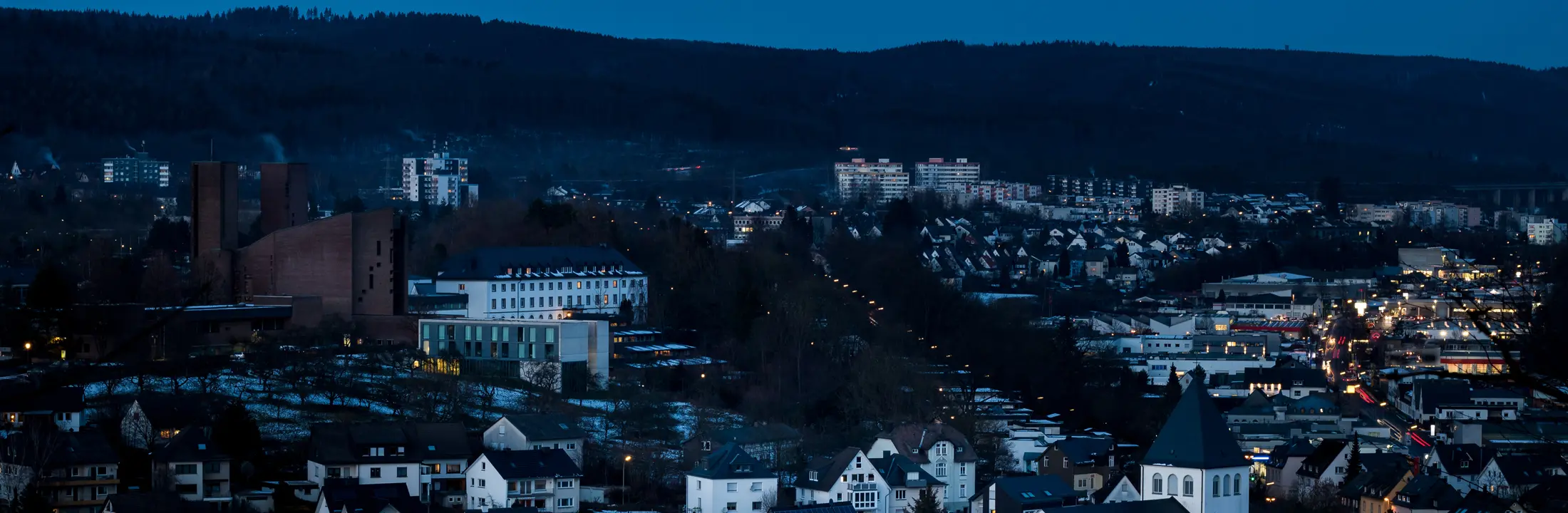 Meschede in der Dämmerung - Abtei Königsmünster mit Gymnasium der Benediktiner links im Bild, in der Mitte die Bundesstraße B 55