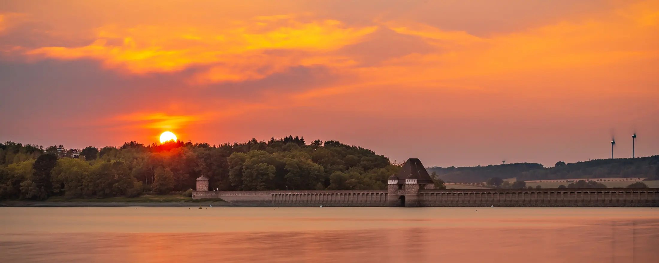 Sonnenuntergang am Möhnesee, Blick auf die Staumauer im Ortsteil Günne