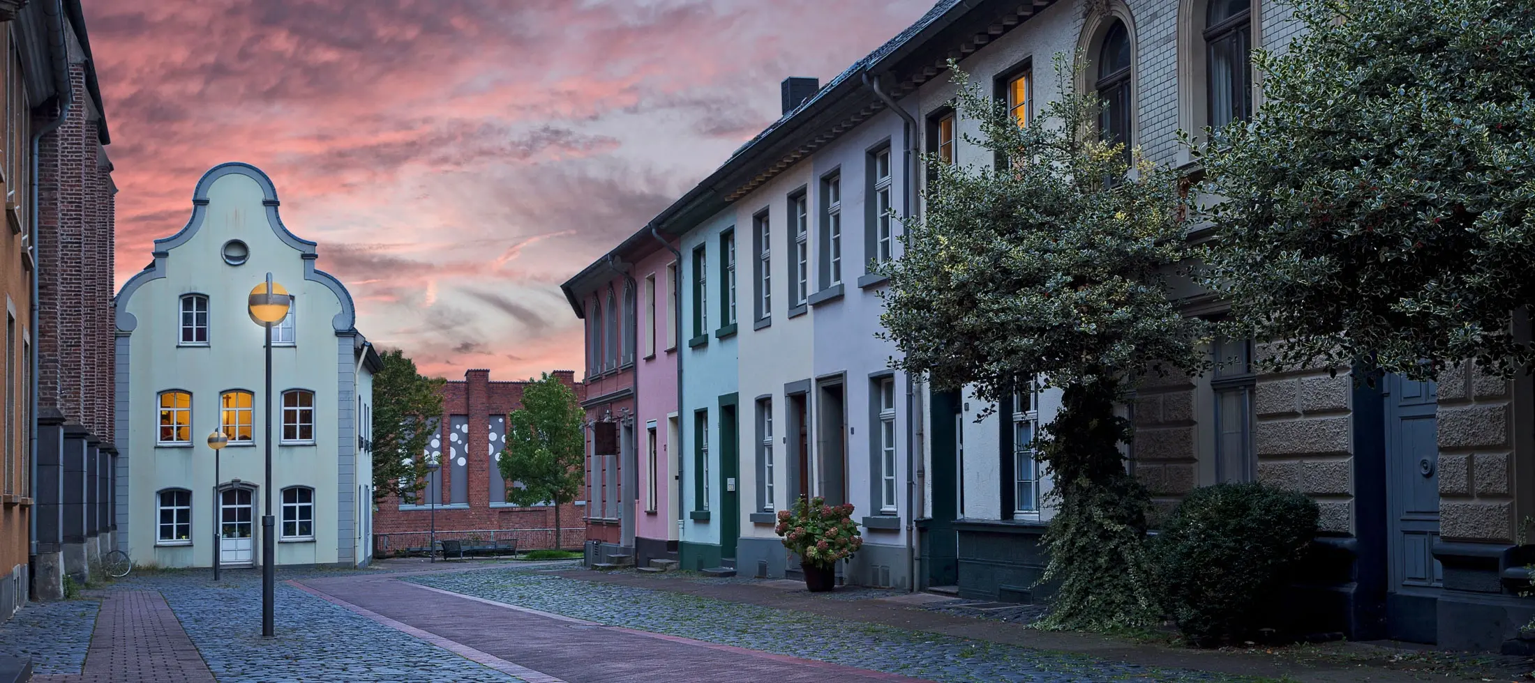 Glockhammer in Neuss, stimmungsvolles Bild der dortigen Immobilien in der Dämmerung