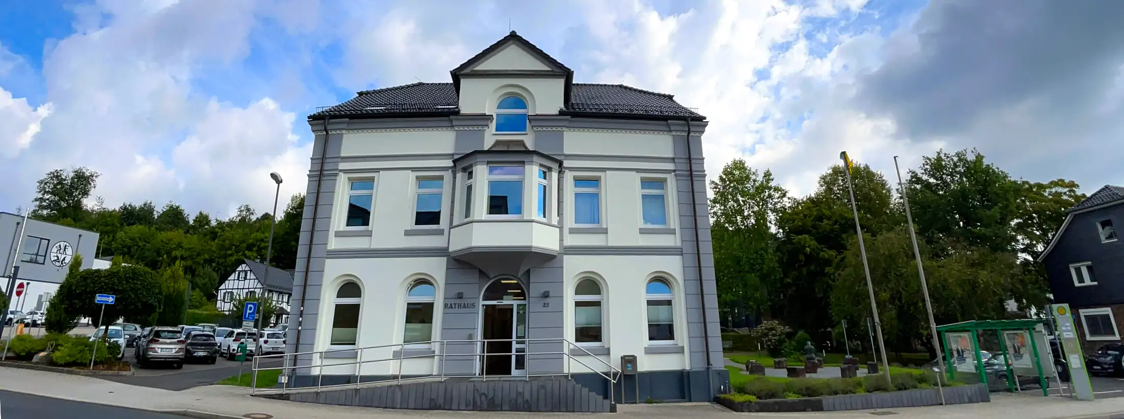 Rathaus Overath, links Immobilien westliche Hauptstraße, Feuerwehr- und Rettungswache Overath, mittig das Rathaus, rechts Immobilien östliche Hauptstraße