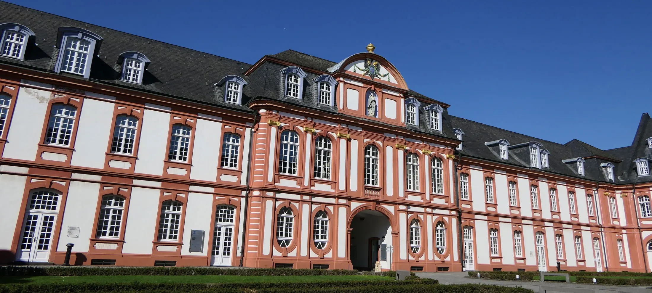 Bild der Abtei Brauweiler, eine der bekanntesten Immobilien in Pulheim und der gesamten Region. Zu sehen ist das im Westen befindliche Prälaturgebäude des ehemaligen Benediktinerklosters. Ansicht: vom Innenhof aus betrachtet.