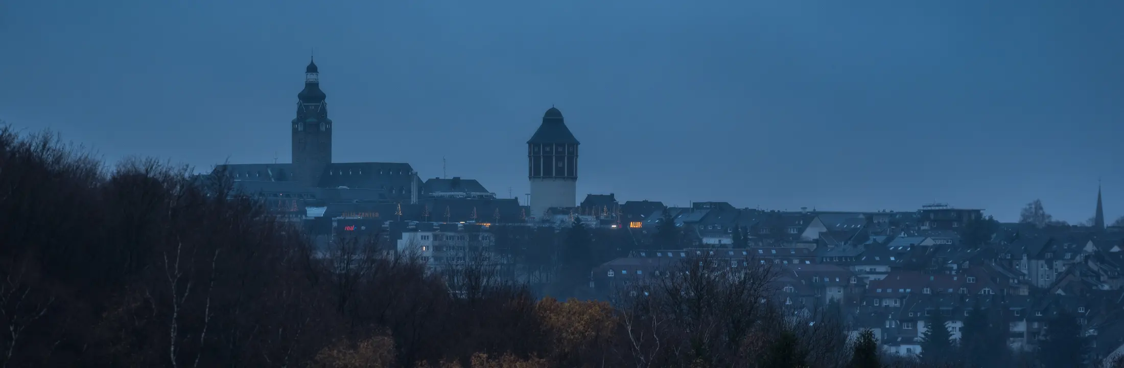 Remscheid in der Dämmerung mit dem Rathaus links im Bild und dem Allee Center davor