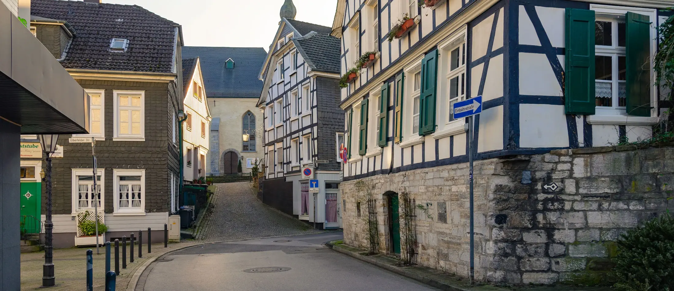 Straße mit Fachwerkhäusern in Velbert Neviges