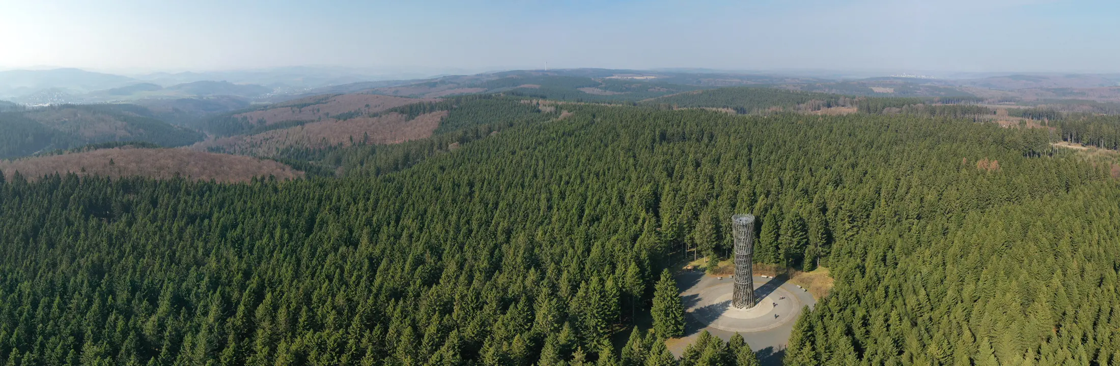 Luftbild vom Lörmecke-Turm im Süden von Warstein mit Blick über das Sauerland