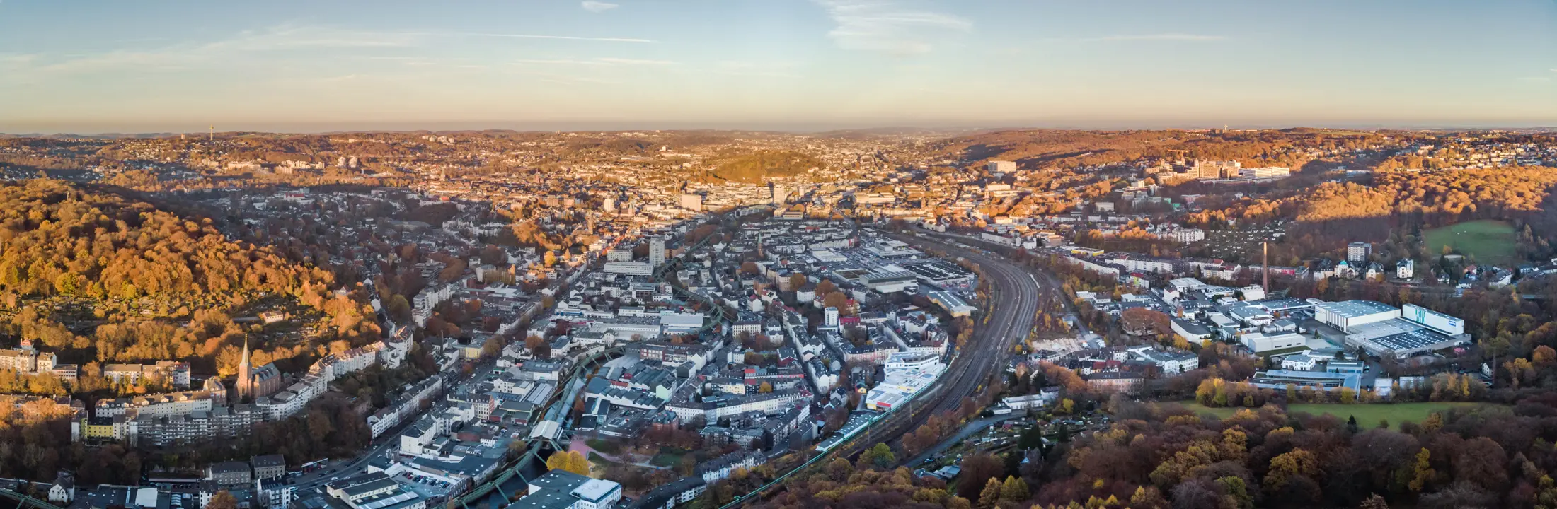 Luftaufnahme von Wuppertal mit Blick nach Osten, im Vordergrund Arrenberg und Elberfeld drum herum, im Hintergrund Barmen