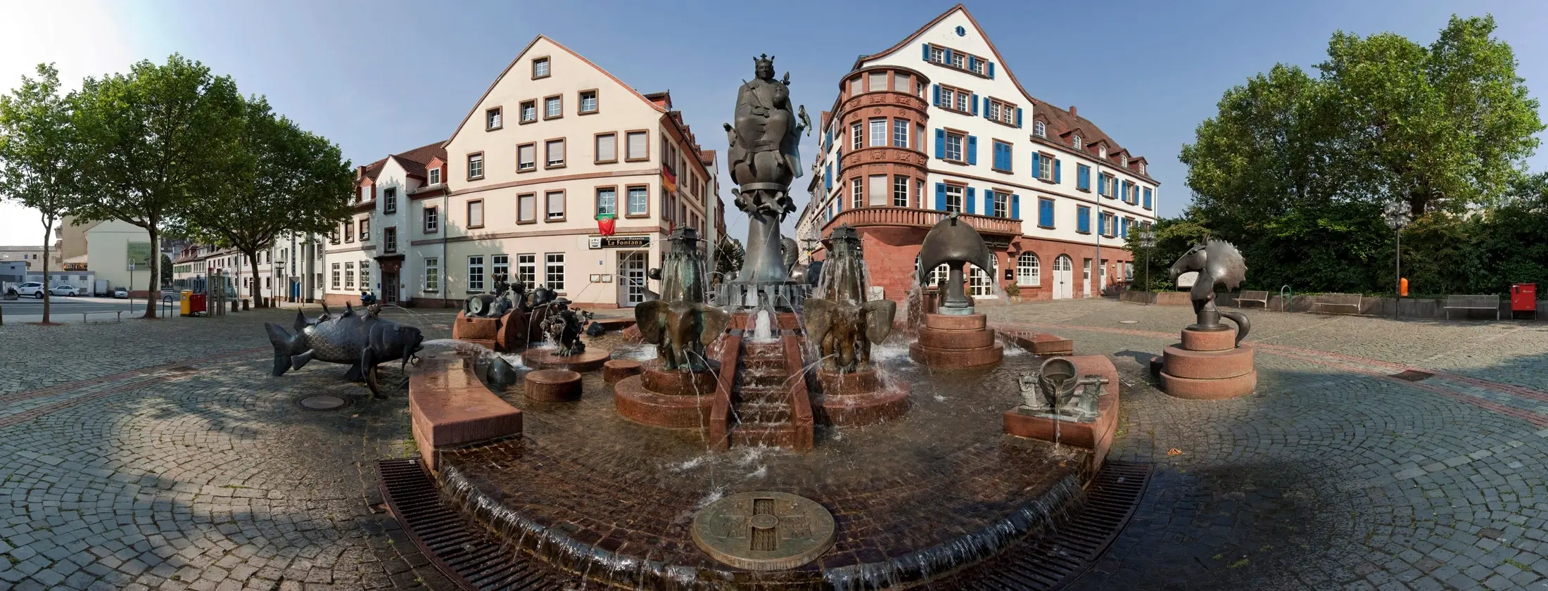Der Kaiserbrunnen am Mainzer Tor in Kaiserslautern, im Hintergrund die Immobilien Mainzer Tor / Steinstraße