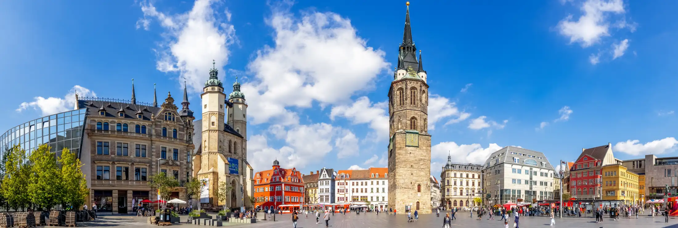 Panoramaaufnahme Marktplatz Halle an der Saale, links Marktkirche Unser lieben Frauen, daneben Marktschlösschen Halle, daneben mittig Roter Turm, rechts im Bild die Immobilien des nördlichen und nordöstlichen Marktplatzes.