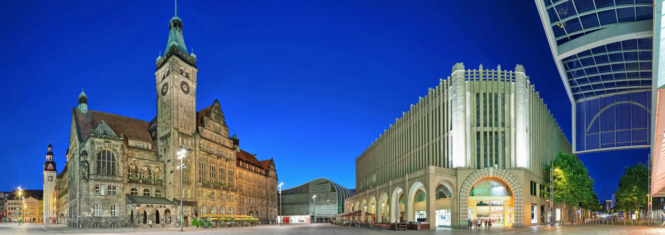 Panoramaaufnahme vom Markt Chemnitz: links Siegertsches Haus, Figurliches Glockenspiel, Altes Rathaus Chemnitz, daneben Neues Rathaus Chemnitz, mittig: Spielbank Chemnitz, rechts: Galerie Roter Turm Chemnitz und Immobilien Straße der Nationen