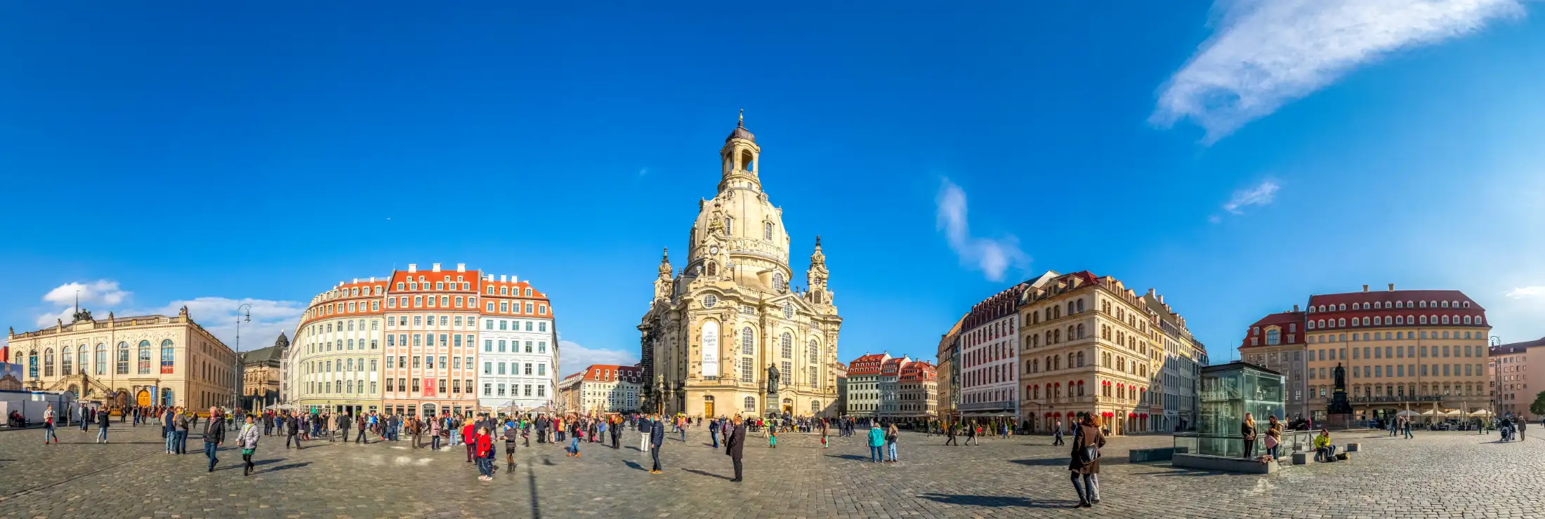 Panoramaaufnahme vom Neumarkt Dresden: links Verkehrsmuseum, daneben QF Passage, mittig Frauenkirche davor Martin-Luther-Statue, daneben die östlichen bis südlichen Immobilien am Neumarkt, ganz rechts davor Statue Friedrich August II König von Sachsen
