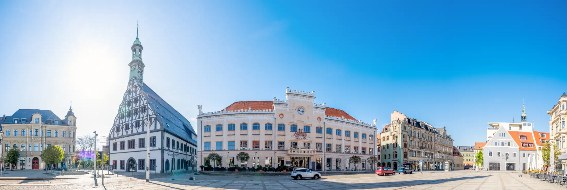 Panoramaaufnahme vom Hauptmarkt Zwickau: Ganz links die Immobilien östlicher Hauptmarkt / Alter Steinweg, davor Kinderbrunnen, Kinderreigen, daneben das Gewandhaus, mittig das Rathaus Zwickau, rechts die Immobilien westlicher Hauptmarkt / Hauptstraße