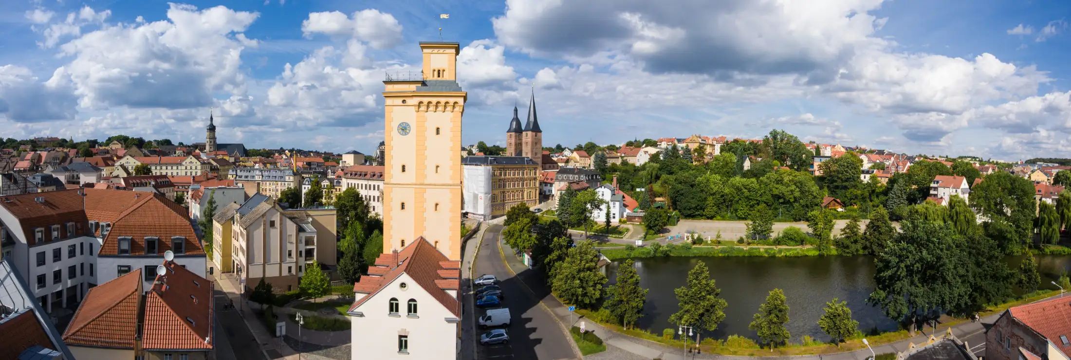 Panorama Altenburg, links Immobilien Hillgasse und Wallstraße, im Hintergrund St. Bartholomäi, mittig vorne der Kunstturm, rechts dahinter Rote Spitzen, rechts Kleiner Teich Altenburg und Parkplatz kleiner Teich, ganz rechts Immobilien Teichvorstadt