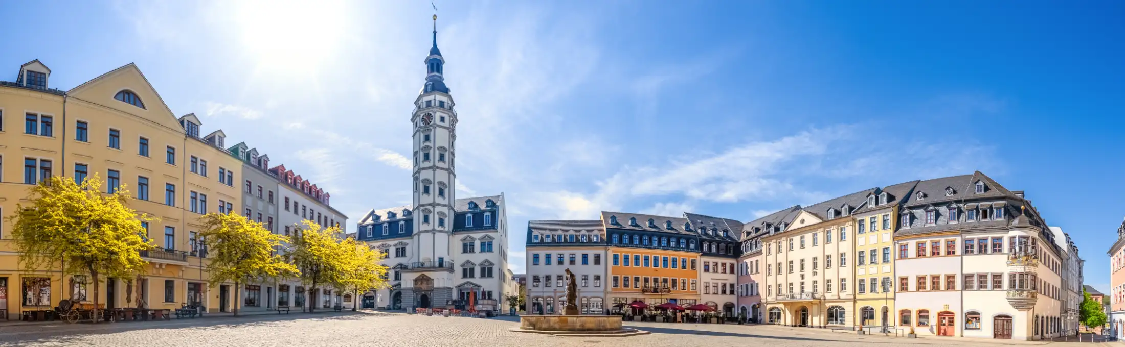 Panoramaaufnahme Markt Gera, links Immobilien östlicher Markt, mittig Rathausturm Gera und davor Simsonbrunnen, rechts Immobilien westlicher Markt mit Standesamt Gera, ganz rechts Kleine Kirchstraße